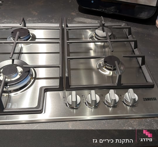כיריים גז נירוסטה עם ארבעה מבערים וכפתורי שליטה